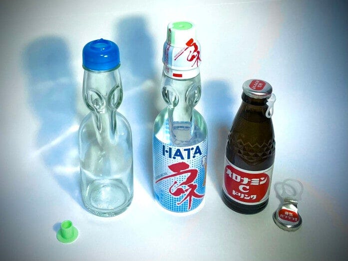 懐かしいラムネもスーパーで発見しました。オロナミンCは120ml入りの小ぶりなガラス瓶で1965年（昭和40年）発売のロングセラー