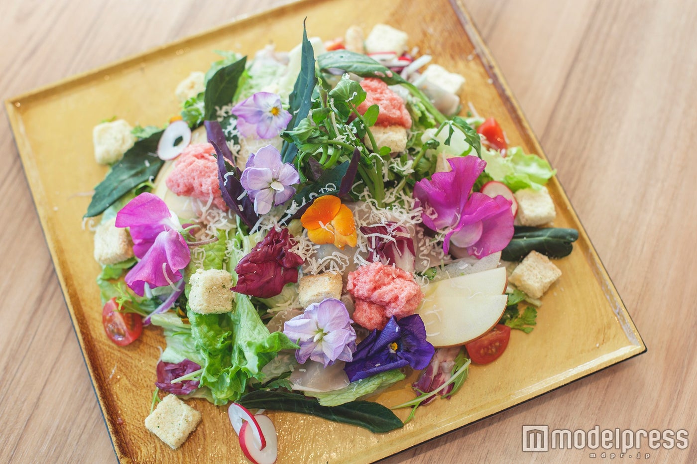 和食バル音音「生ハムと季節の果実のシーザーサラダ」／画像提供：森ビル