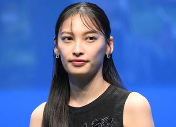 セレブ感すごっ♥大政絢 足元までルイ・ヴィトンの私服で愛犬と芝生でリラックス 昨年4月、第1子出産