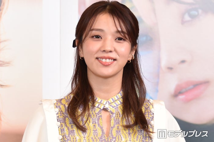 元櫻坂46小林由依、美脚際立つ膝丈スカートコーデに反響「膝下真っ直ぐで綺麗すぎる」「清楚で大人っぽい雰囲気が素敵」