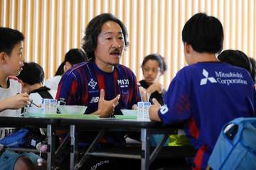 FC東京、ホームタウンの小学校に「ジャンボ餃子給食」などコラボ給食提供＆石川直宏CGが食育授業実施「地域を盛り上げていきたい」