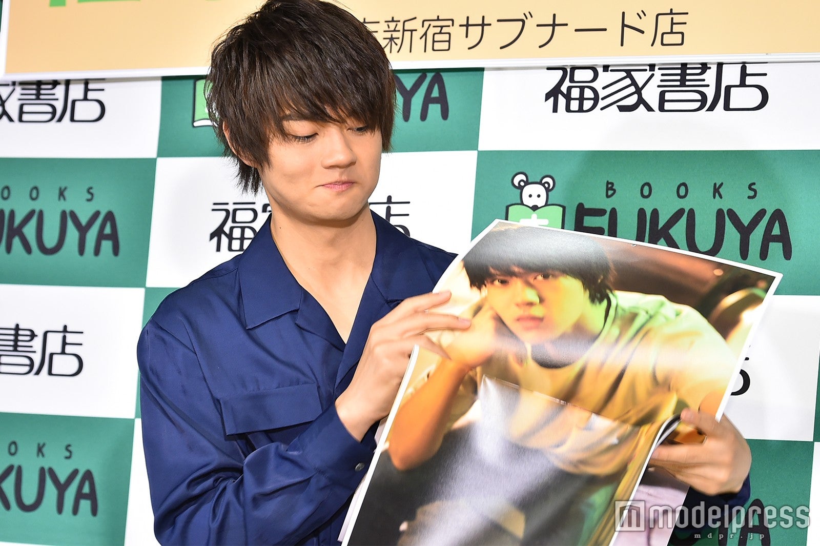 ページがめくれてしまう…（C）モデルプレス