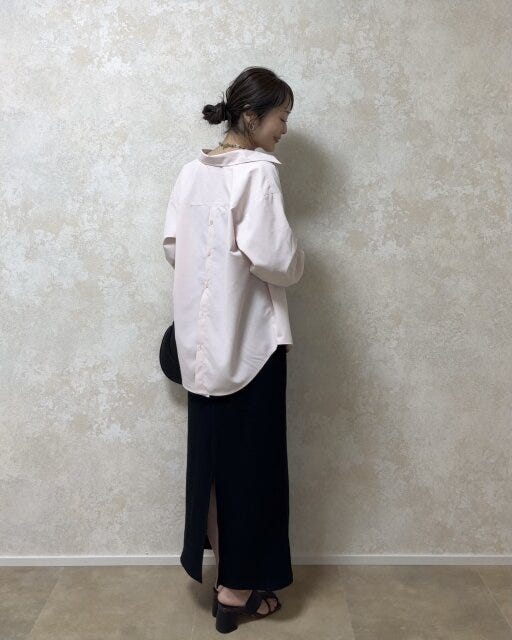 ワンピースで大人のリラックスコーデ　後ろから見た感じ