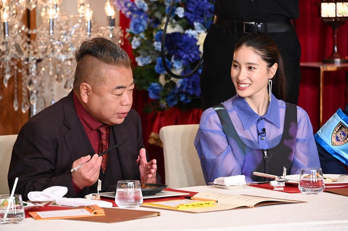 出川哲朗、土屋太鳳(C)日本テレビ