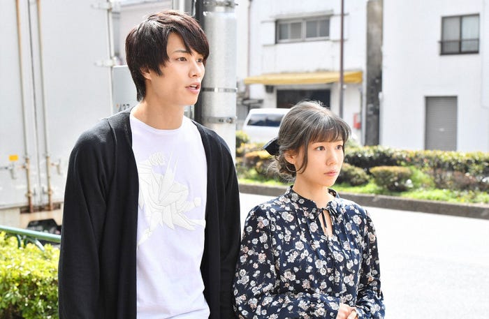 鈴木伸之、仲里依紗/「あなたのことはそれほど」第1話より(画像提供:TBS)