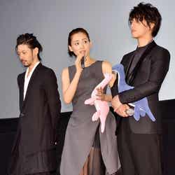 左から:オダギリジョー、綾瀬はるか、佐藤健