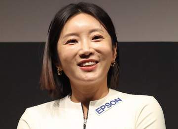 「よく似てる 美人姉妹のよう」 人気女子ゴルファーのイ・ボミ「母とあじさい祭り」と2ショ投稿 SNS反響「お姉さんみたい」「どちらも可愛い」