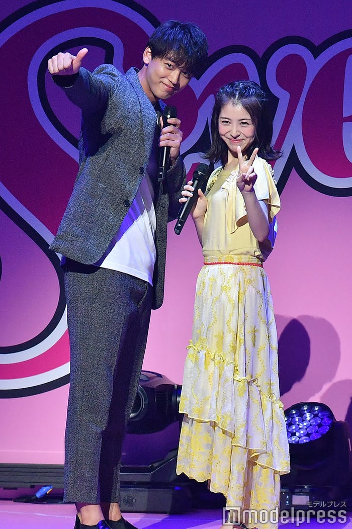 竹内涼真、浜辺美波(C)モデルプレス