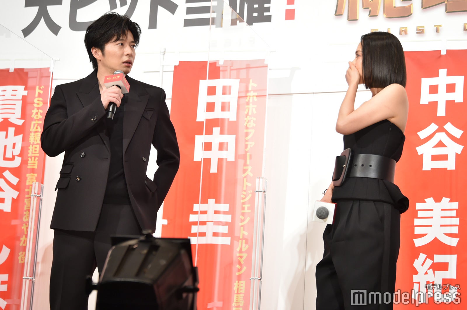 田中圭と珍しく意見が合い口をおさえて驚く中谷美紀（C）モデルプレス