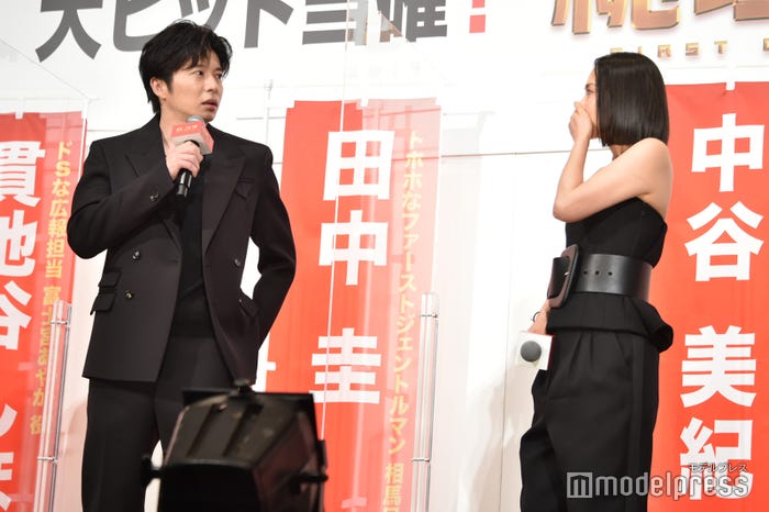 田中圭と珍しく意見が合い口をおさえて驚く中谷美紀(C)モデルプレス