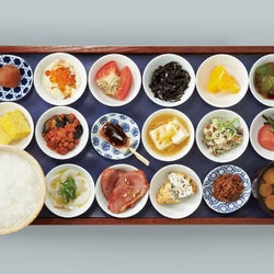 【謹賀新年】お盆にド~ンッと18皿の朝ごはん! 「築地本願寺」のカフェでいただく至福の朝ごはん