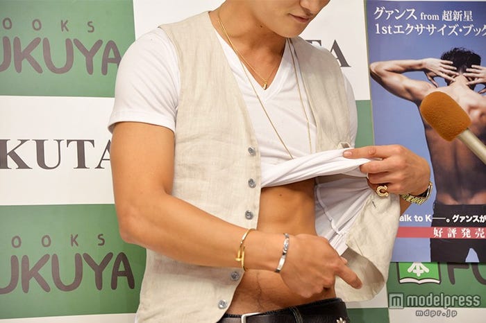 報道陣に腹筋を披露/超新星・グァンス