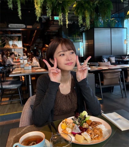 渡邊渚、タイでの朝食を前にピースサイン「朝食付きだから食べないともったいない笑」