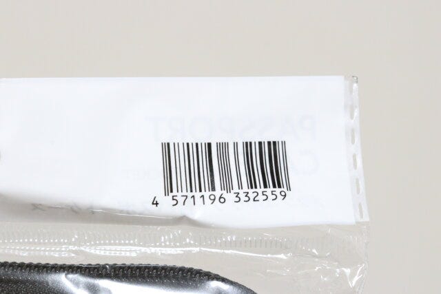 セリアのメッシュポケット付パスポートケースのJAN