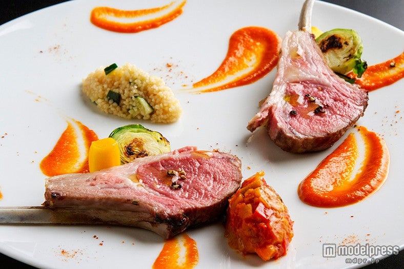 「子羊背肉のロースト 赤ピーマンのピューレ」／画像提供：Blue-Sky