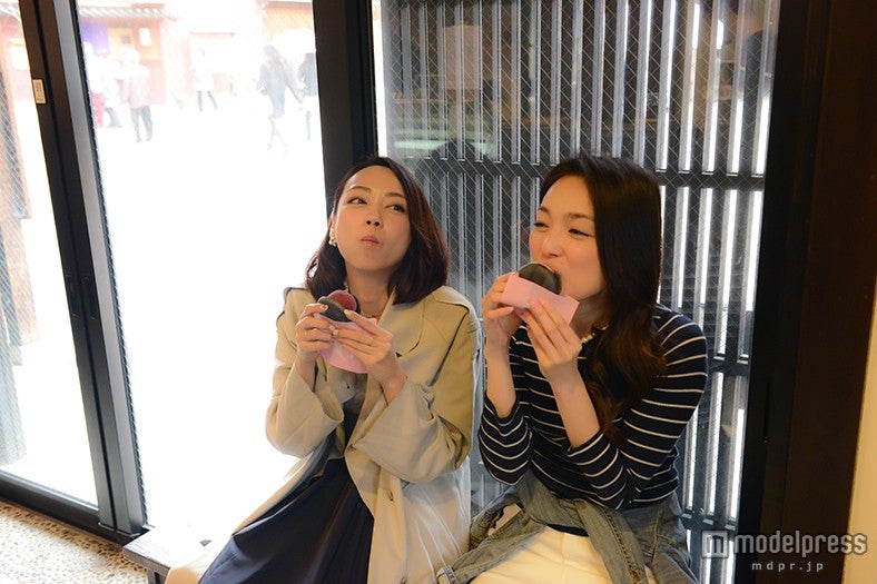 ひがし茶屋街は食べ歩き禁止なのでアイスを食べる時は店内で（C）モデルプレス