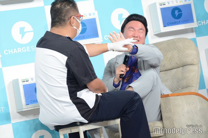ドクターフット鈴木による「激痛足つぼマッサージ」を受ける山内健司 (C)モデルプレス