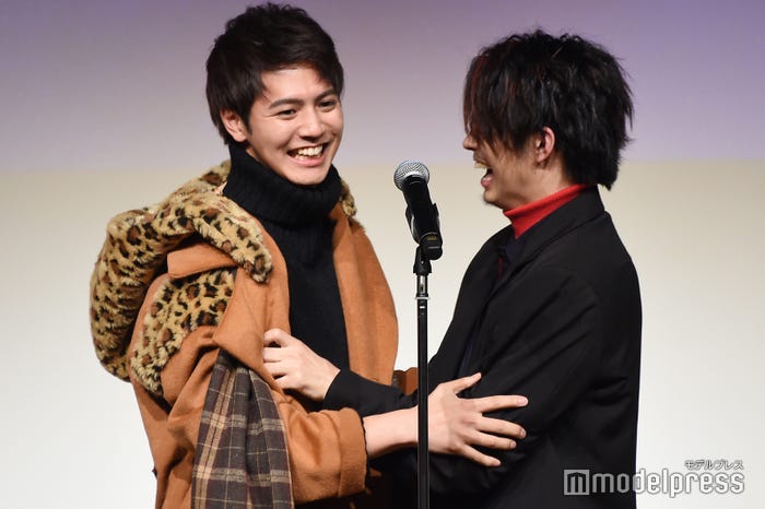 やり遂げて2人で爆笑 (C)モデルプレス