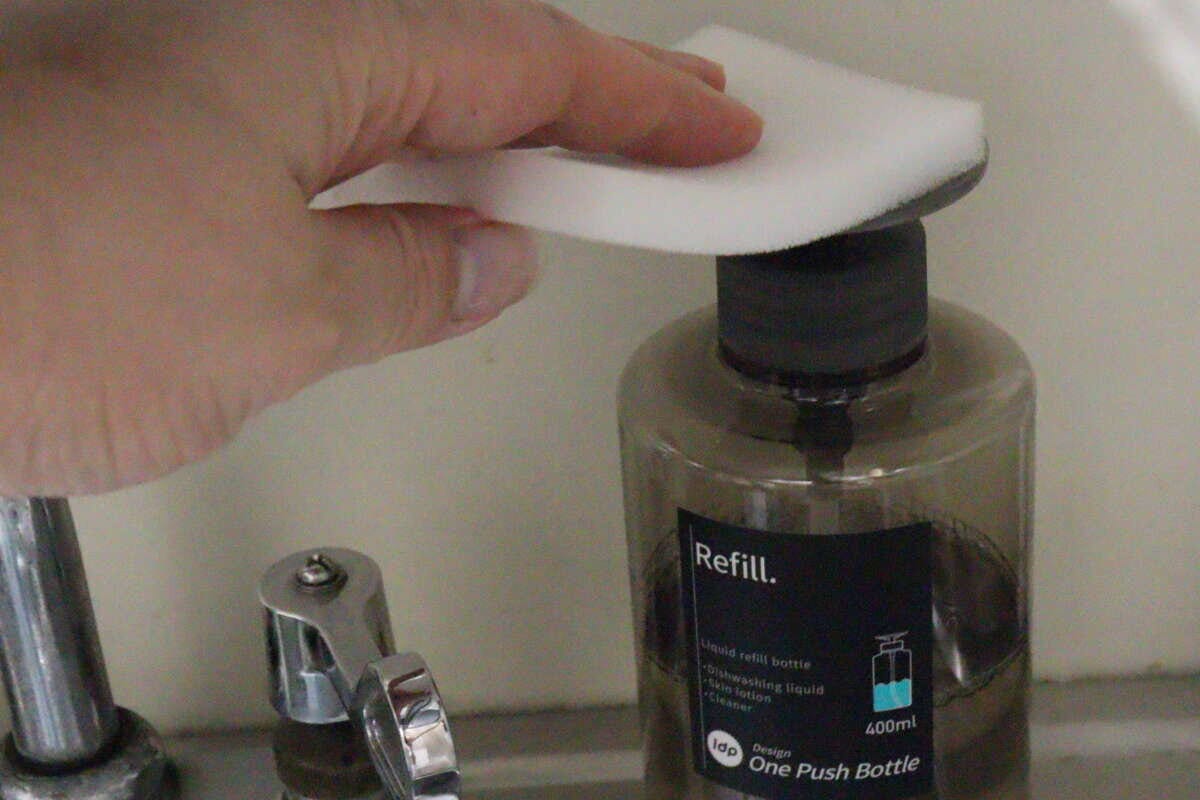 スポンジを使いワンプッシュボトルから洗剤を出している様子 スポンジを使いワンプッシュボトルから洗剤を出している様子