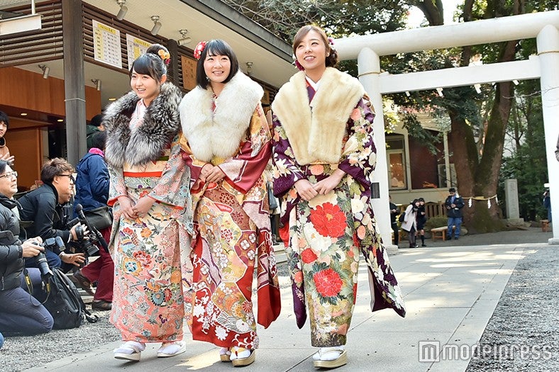 左から：伊藤万理華、生駒里奈、川村真洋（C）モデルプレス