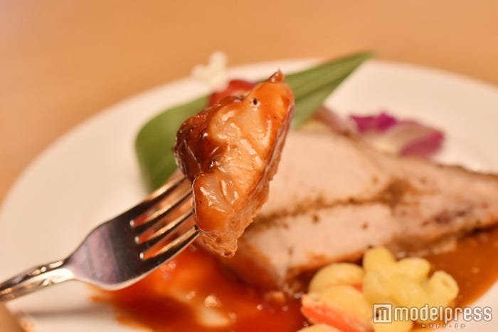 ローストポーク、粒マスタードとBBQソース、きのこのガーリックバターライス添え(C)モデルプレス