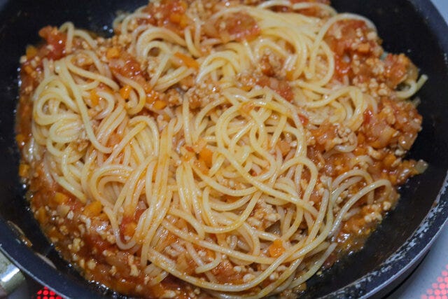 ゆであがったスパゲッティの水気を切り、④に加えて混ぜ合わせる。 ゆであがったスパゲッティの水気を切り、④に加えて混ぜ合わせる。