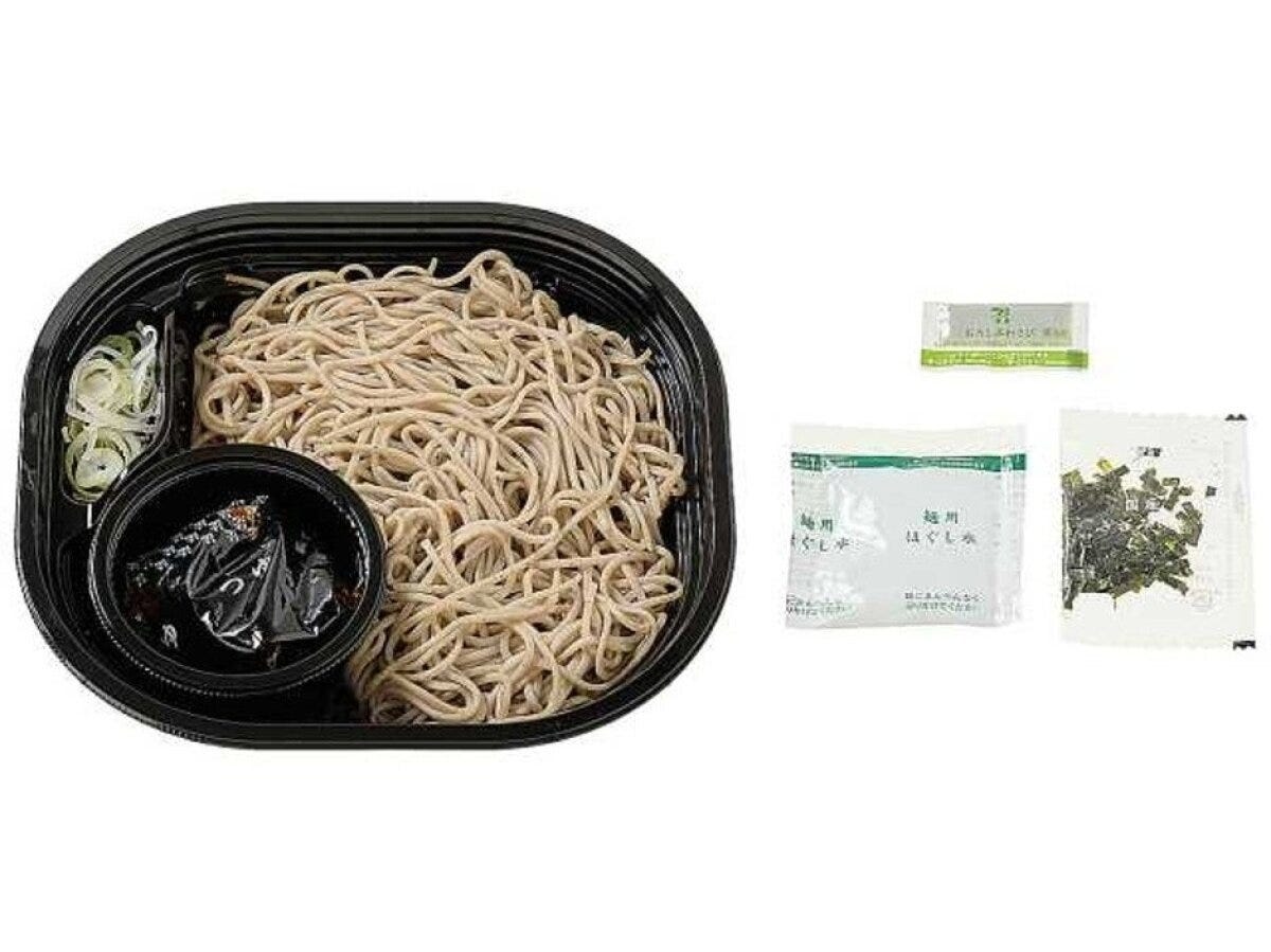 ざるそばとつゆ、薬味がセットになった黒い容器の俯瞰