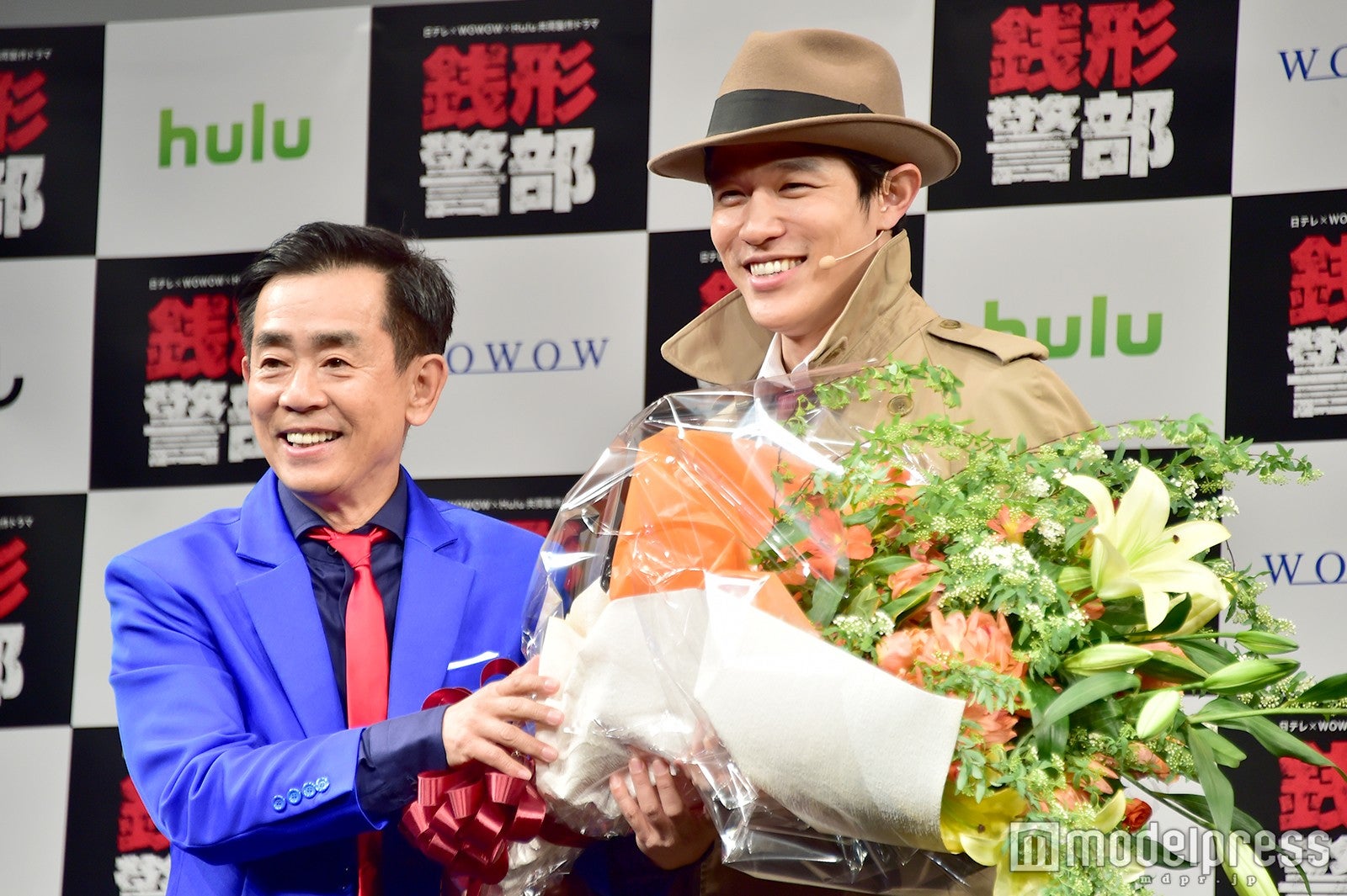 栗田貫一＆鈴木亮平 （C）モデルプレス