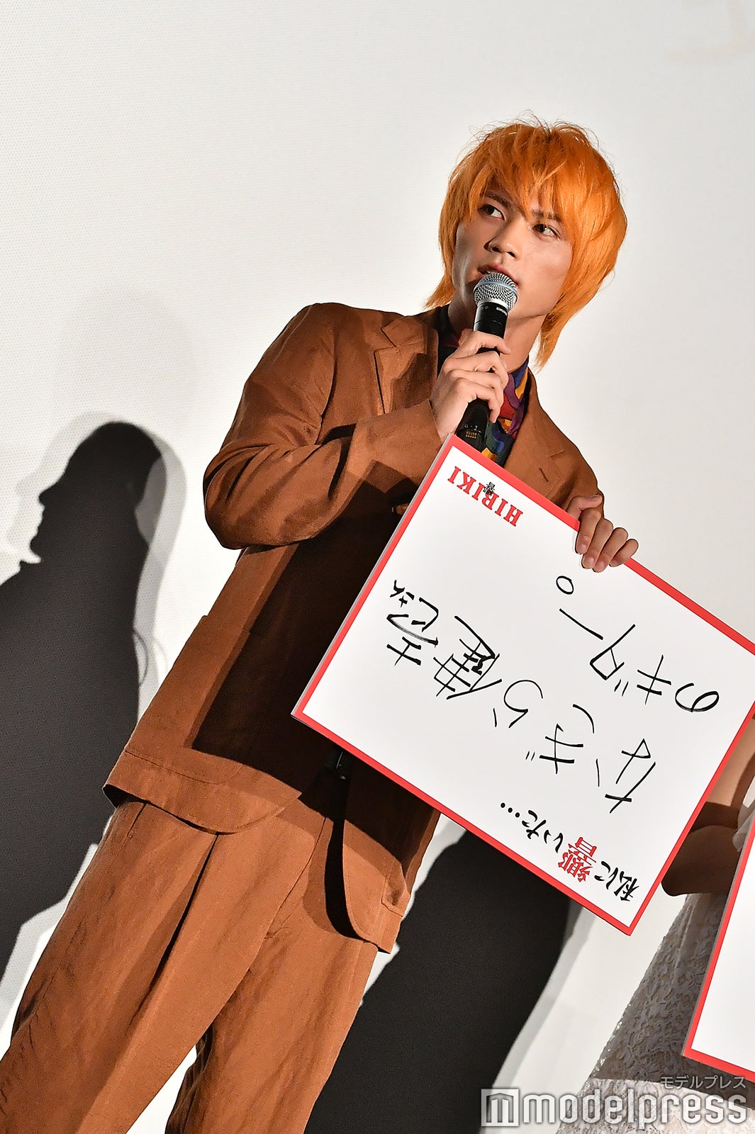 映画にまつわるエピソードの流れを切ってしまい、慌ててフリップが逆になってしまう板垣瑞生（C）モデルプレス