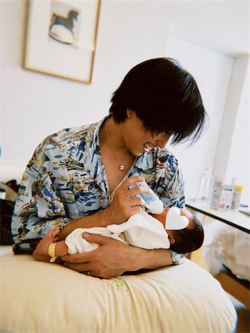 佐野岳、第一子男児の誕生報告「これまでとは全く違う時間が始まったような気がしました」