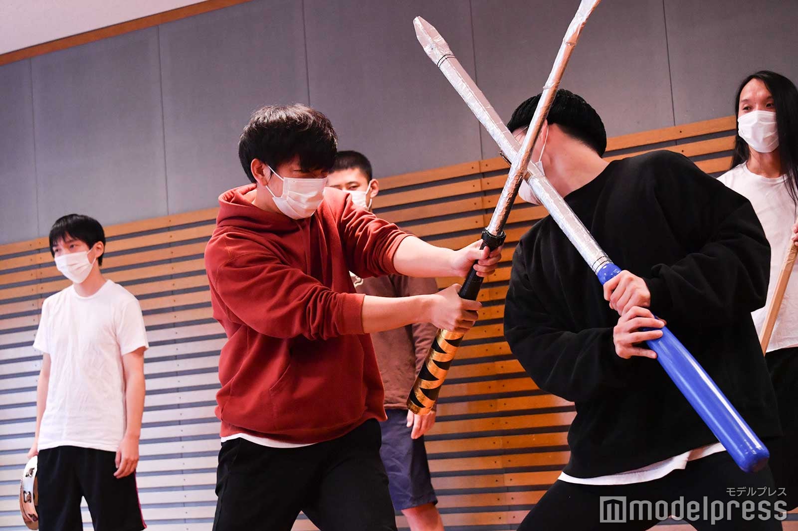 プラスドライバとマイナスドライバの殺陣は見どころの1つ／「KOUGU維新」ミュージカル稽古密着の様子（C）モデルプレス