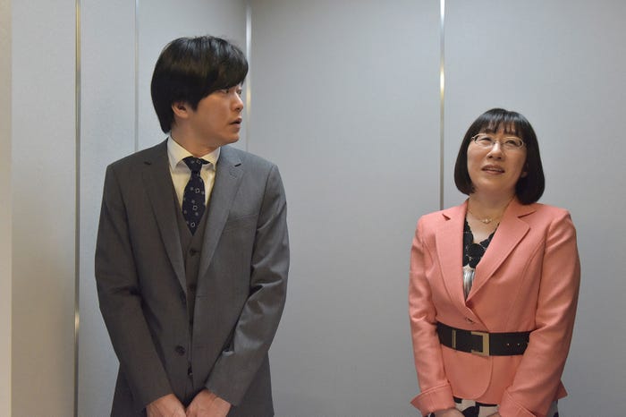 田辺誠一、渡辺江里子(阿佐ヶ谷姉妹)/『ボク、運命の人です。』第3話より(画像提供:日本テレビ)