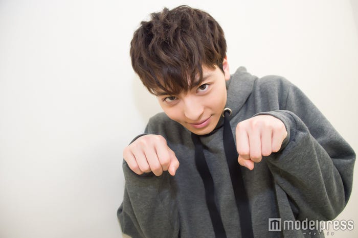 “目つきの悪い猫”(C)モデルプレス