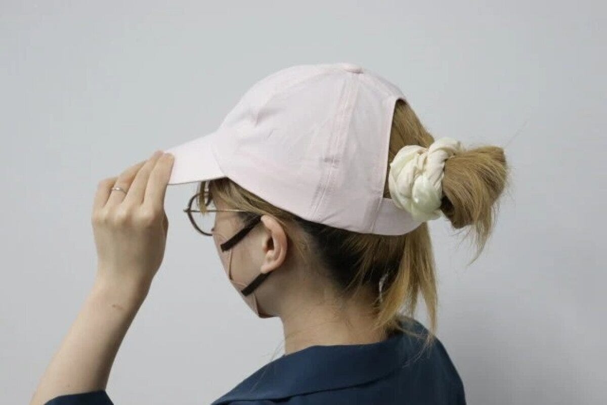 ダイソー　レディーススポーツキャップ（ブラック、ピンク）　サイズ感