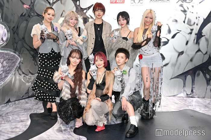 (後列左より)HARVEY、HINATA、Xiong Miao氏、CHISA、MAYA(前列左より)JURIA、JURIN、COCONA(C)モデルプレス