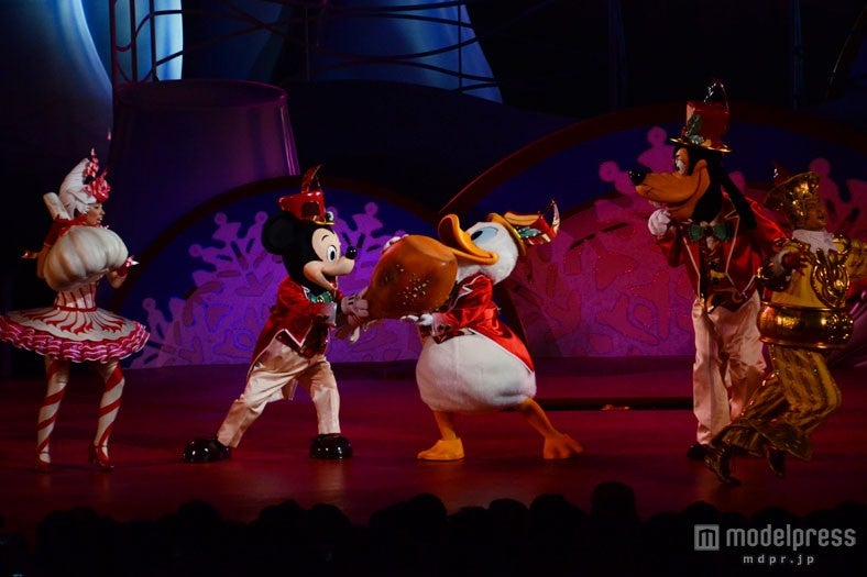 テーブル・イズ・ウェイティング－クリスマスキュイジーヌ／肉やニンニクを運ぶ姿も