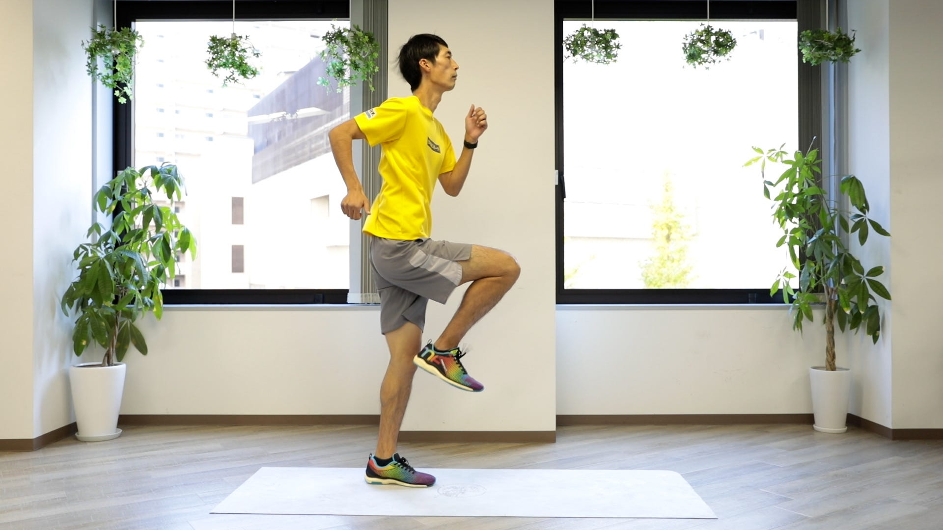 右の太ももを上げている