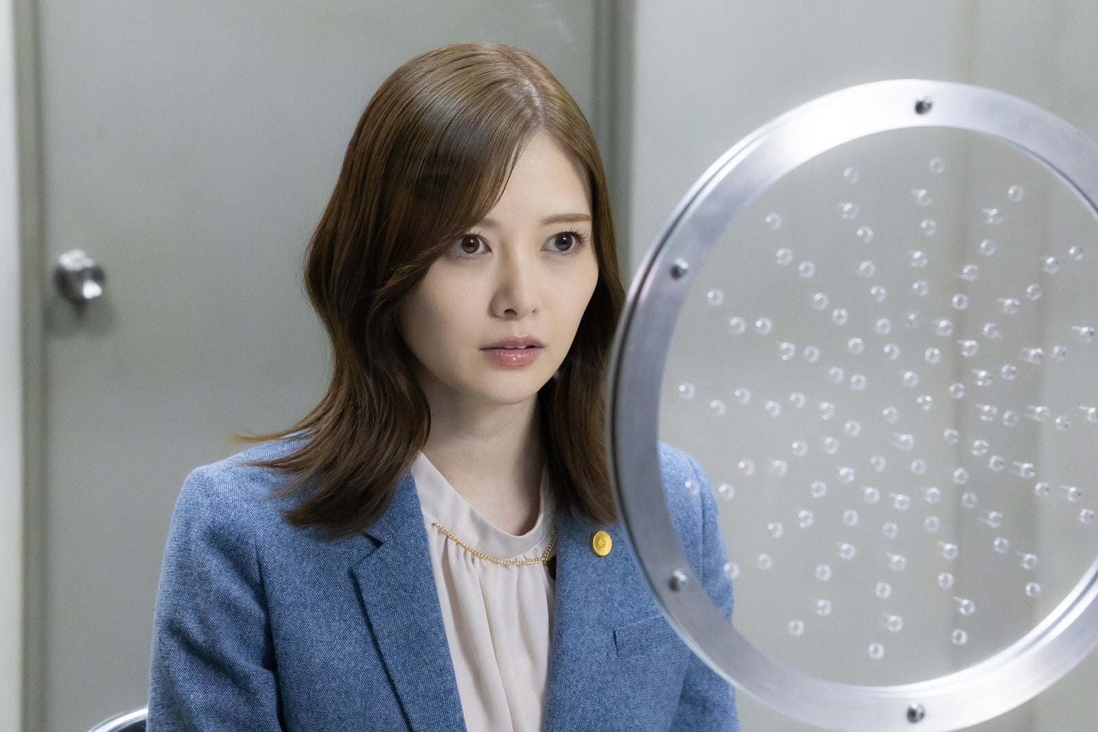 恋する警護24時」白石麻衣、岩本照にアクリル板越しに思い伝える