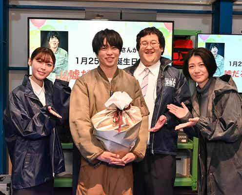 櫻井翔「新空港占拠」現場で誕生日サプライズ「毎日幸せを感じながら撮影をしています」