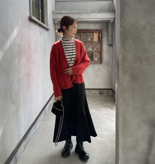 女子力アップ 赤カーデをモノトーンコーデの差し色にしてマンネリ解消