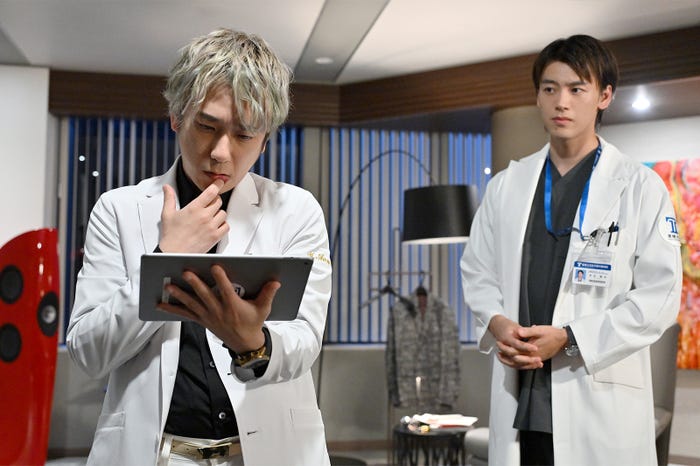 二宮和也、竹内涼真「ブラックペアン シーズン2」第3話より(C)TBS