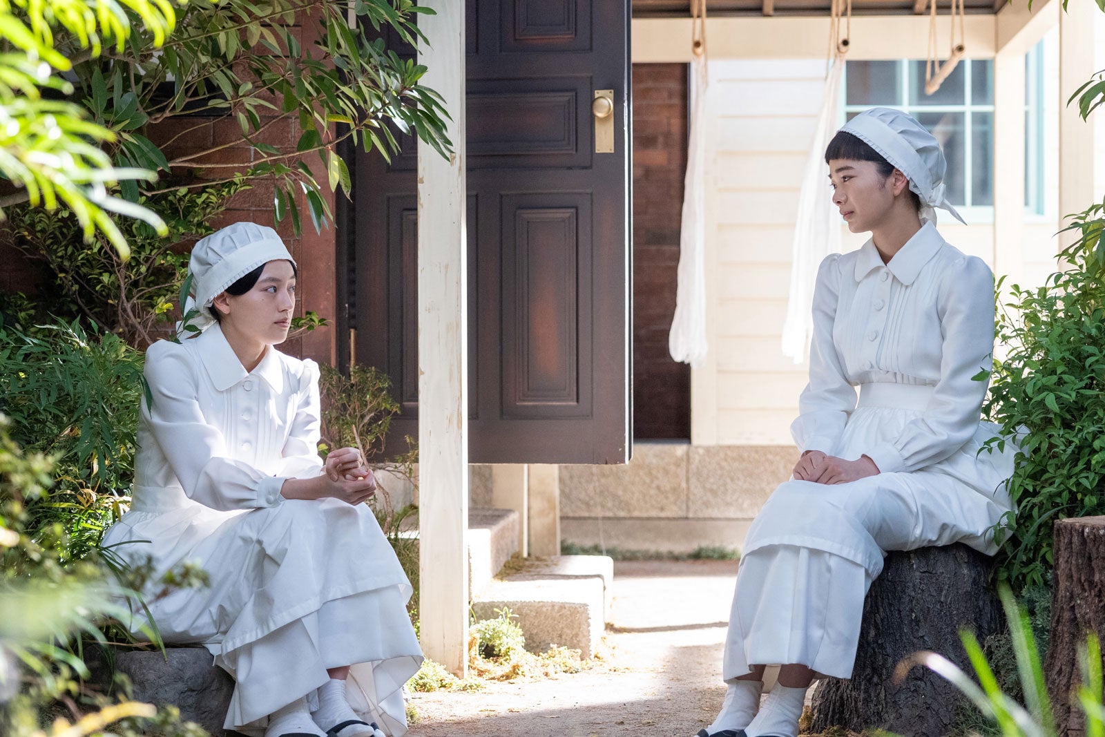 上坂樹里、見上愛「風、薫る」第72話（C）NHK