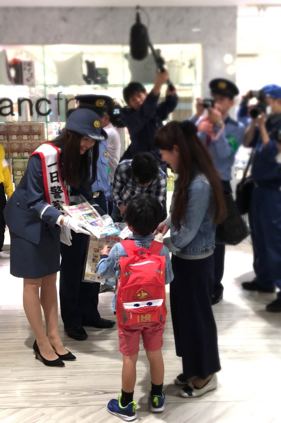 小倉駅で全国地域安全運動を実施した松元絵里花＝事務所提供