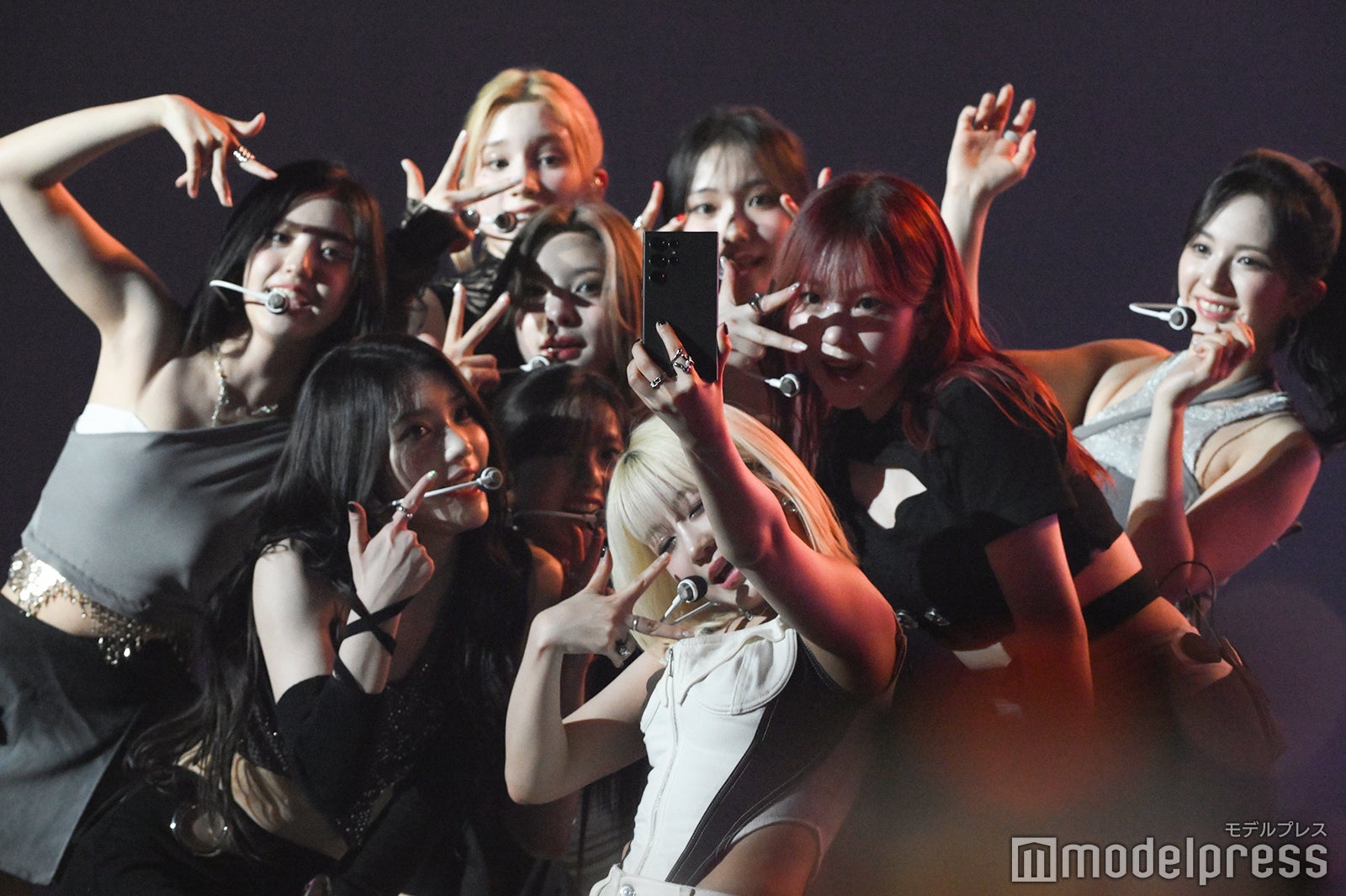 観客と自撮りをするKep1er（C）モデルプレス