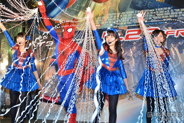 【左から】「Rev.fromDVL」の秋山美穂、スパイダーマン、橋本環奈、四宮なぎさ