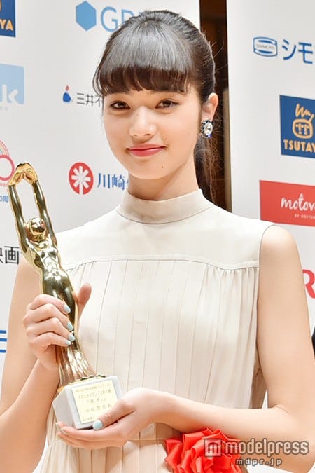 小松菜奈「夢のようでテンパってます」新人賞受賞で緊張のスピーチ【モデルプレス】