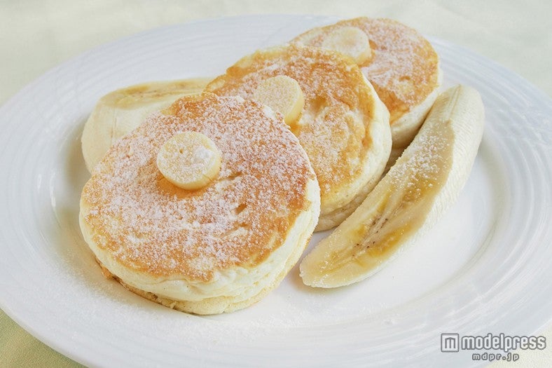 通年提供している「ニューオータニオリジナルパンケーキ～バナナ添え～」（提供時間10:00～21:00）¥1,800（税込）／画像提供：ニューオータニイン横浜