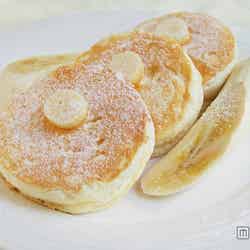 通年提供している「ニューオータニオリジナルパンケーキ~バナナ添え~」(提供時間10:00~21:00)¥1,800(税込)/画像提供:ニューオータニイン横浜