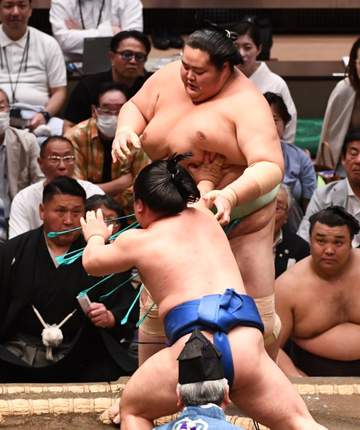 波乱の初日 横綱豊昇龍、大関琴桜、新関脇熱海富士が黒星発進 豊昇龍は高安戦で右足負傷 2年ぶり大関復帰の霧島は白星も