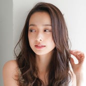 パーマ ロングは前髪なしで大人っぽく 30代 40代に似合うスタイルをご紹介 モデルプレス パーマ ロングは前髪なしで大人っぽく 30代 40代に似合うスタイルをご紹介 モデルプレス